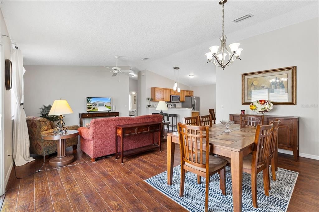 For Sale: $285,000 (2 beds, 2 baths, 1156 Square Feet)