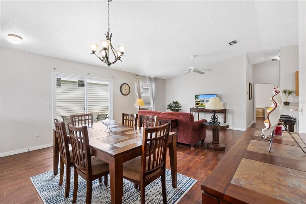 For Sale: $285,000 (2 beds, 2 baths, 1156 Square Feet)