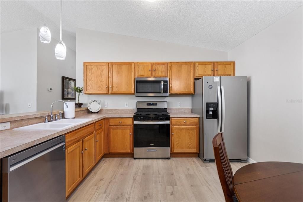 For Sale: $285,000 (2 beds, 2 baths, 1156 Square Feet)
