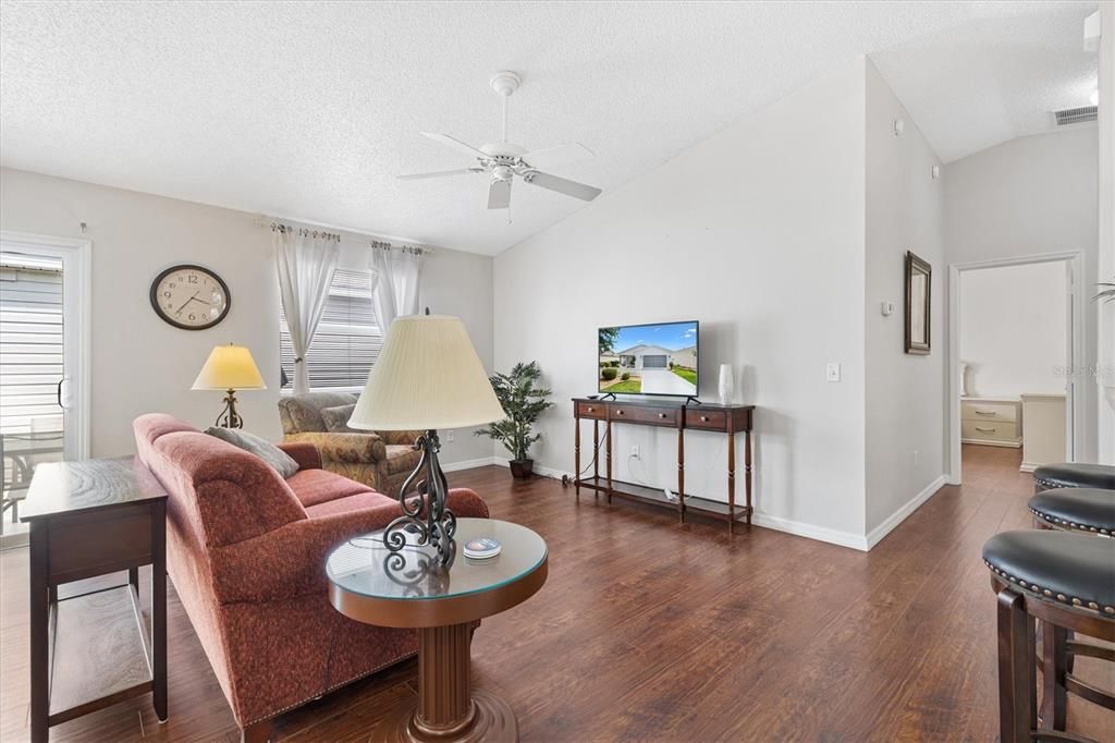 For Sale: $285,000 (2 beds, 2 baths, 1156 Square Feet)