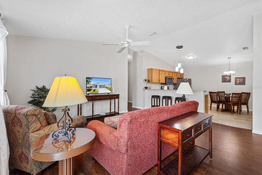 For Sale: $285,000 (2 beds, 2 baths, 1156 Square Feet)