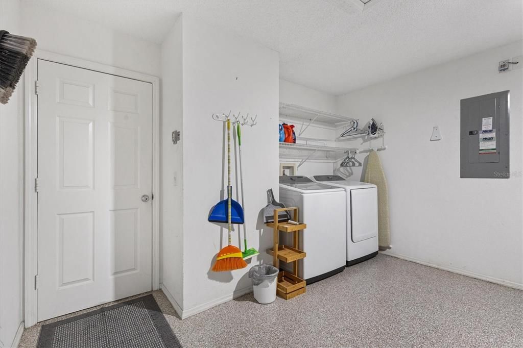 For Sale: $285,000 (2 beds, 2 baths, 1156 Square Feet)