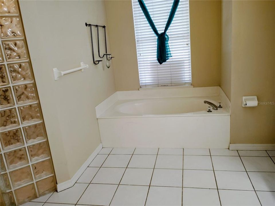 For Rent: $2,550 (3 beds, 2 baths, 1858 Square Feet)