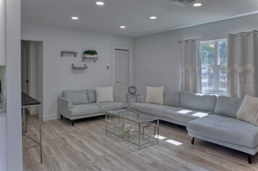 En Venta: $349,900 (3 camas, 2 baños, 1387 Pies cuadrados)