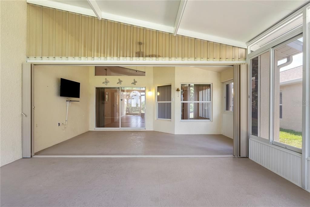 For Sale: $299,900 (3 beds, 2 baths, 1990 Square Feet)