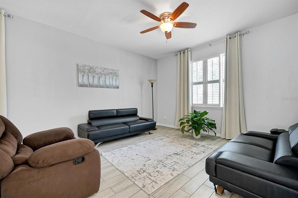 En Venta: $349,900 (4 camas, 2 baños, 1931 Pies cuadrados)