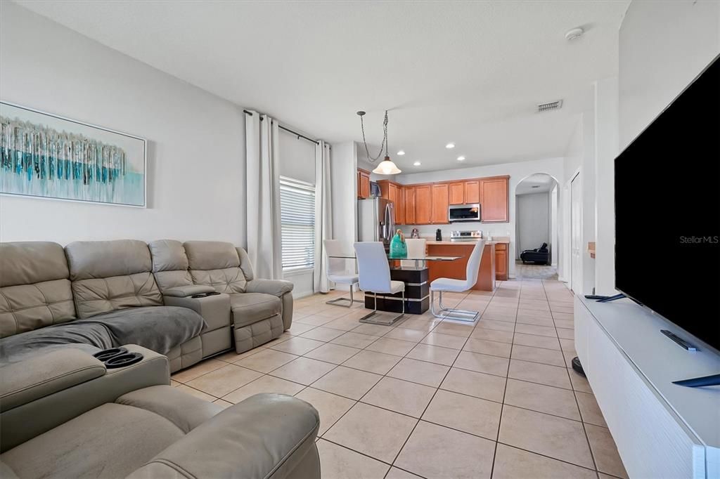 En Venta: $349,900 (4 camas, 2 baños, 1931 Pies cuadrados)