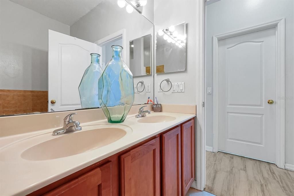 En Venta: $349,900 (4 camas, 2 baños, 1931 Pies cuadrados)