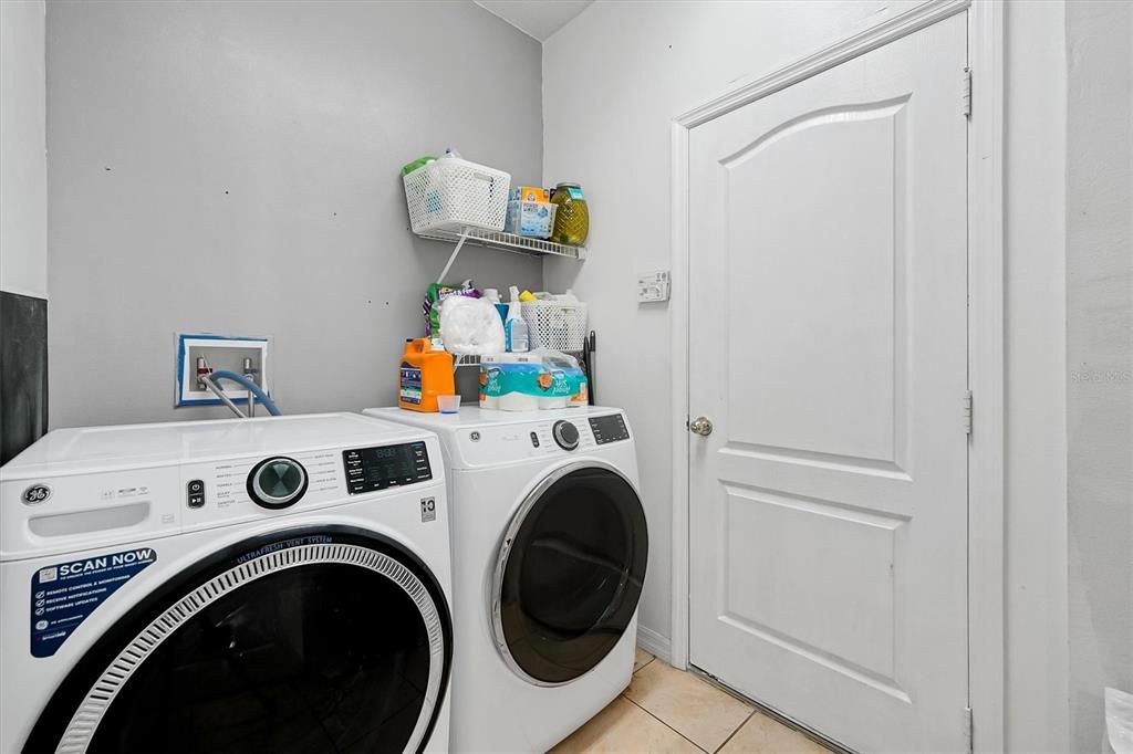 En Venta: $349,900 (4 camas, 2 baños, 1931 Pies cuadrados)