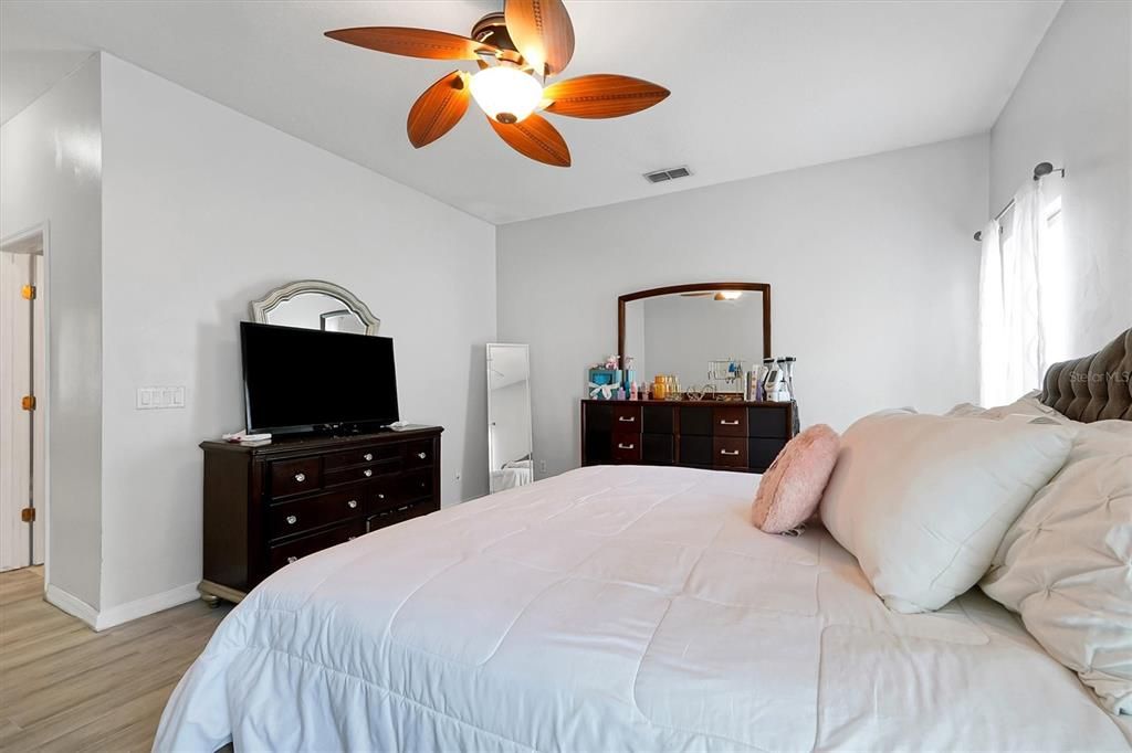 En Venta: $349,900 (4 camas, 2 baños, 1931 Pies cuadrados)