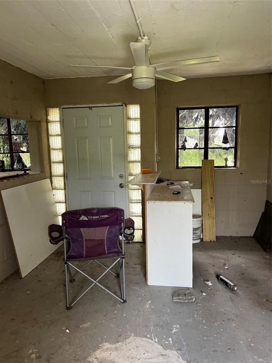 For Sale: $277,000 (1 beds, 1 baths, 400 Square Feet)