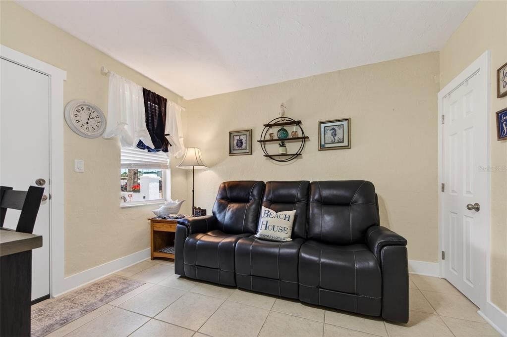 For Sale: $325,000 (1 beds, 1 baths, 512 Square Feet)
