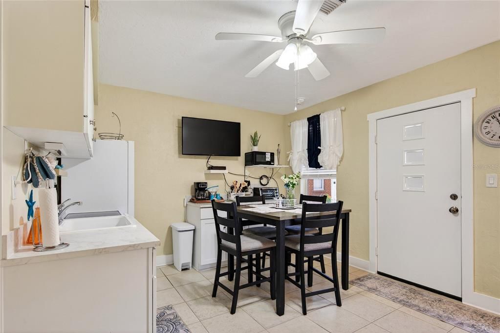 For Sale: $325,000 (1 beds, 1 baths, 512 Square Feet)