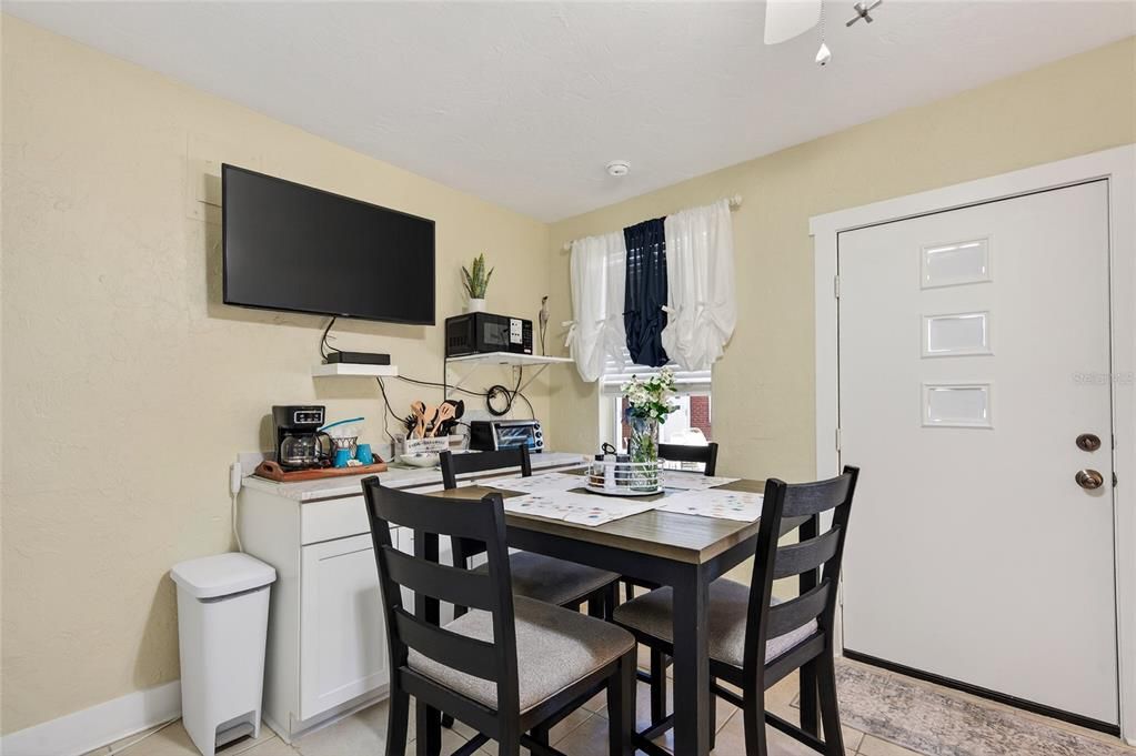 For Sale: $325,000 (1 beds, 1 baths, 512 Square Feet)