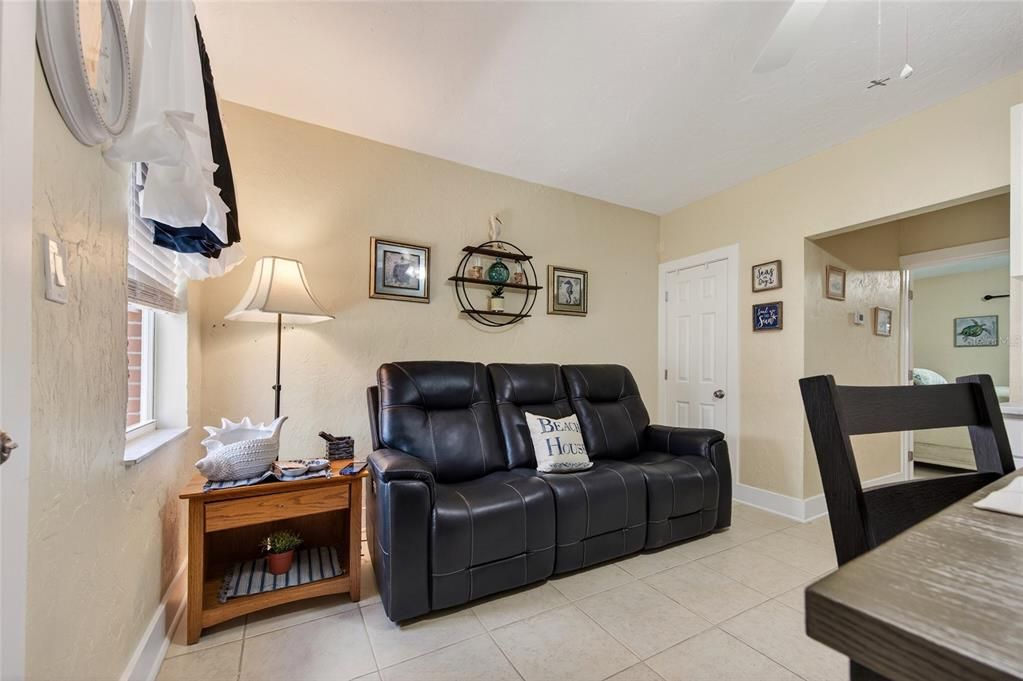 For Sale: $325,000 (1 beds, 1 baths, 512 Square Feet)