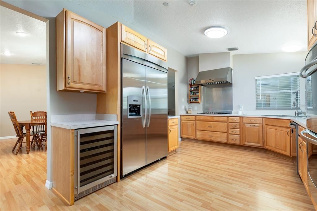 For Sale: $900,000 (5 beds, 4 baths, 4012 Square Feet)