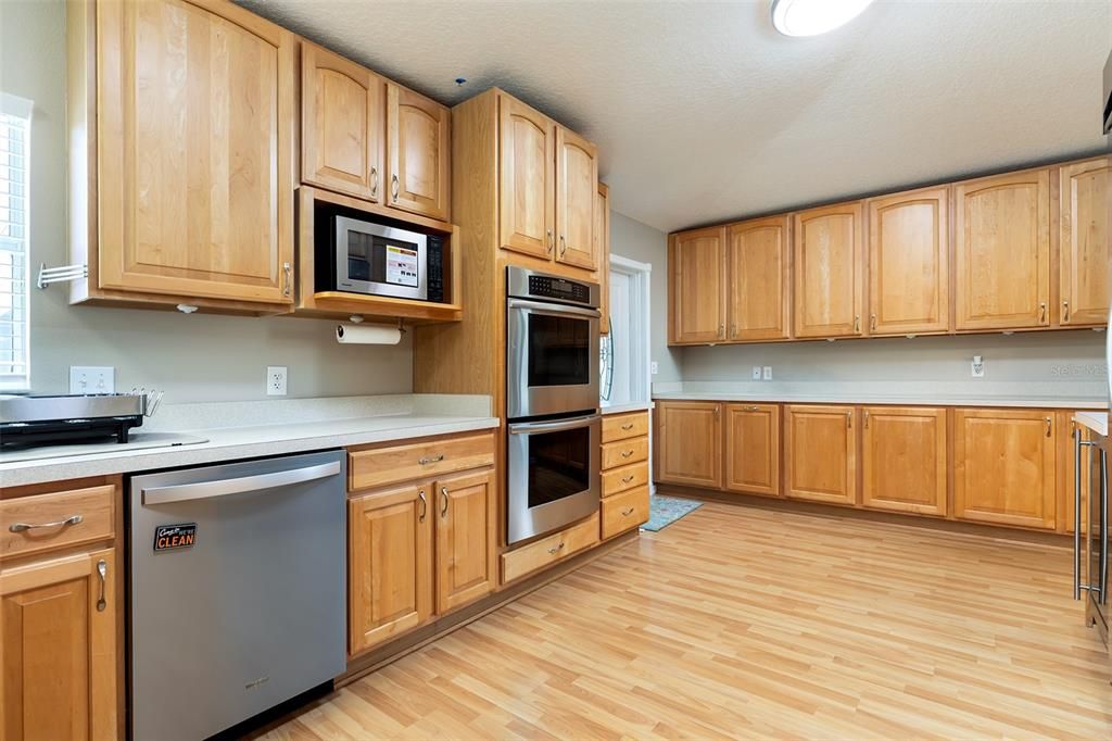For Sale: $900,000 (5 beds, 4 baths, 4012 Square Feet)