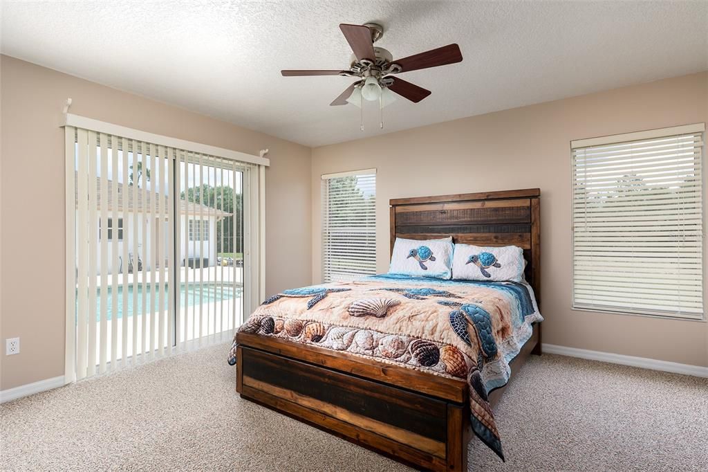 For Sale: $900,000 (5 beds, 4 baths, 4012 Square Feet)