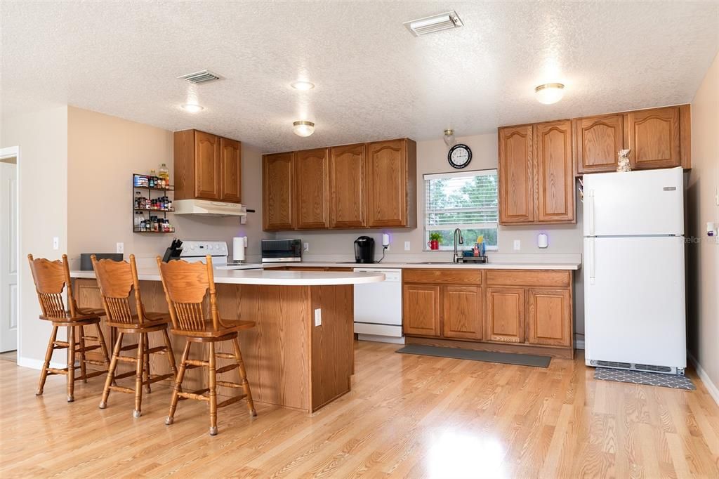For Sale: $900,000 (5 beds, 4 baths, 4012 Square Feet)