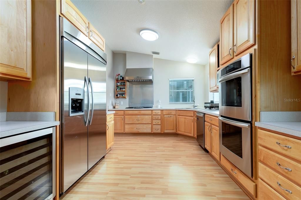 For Sale: $900,000 (5 beds, 4 baths, 4012 Square Feet)
