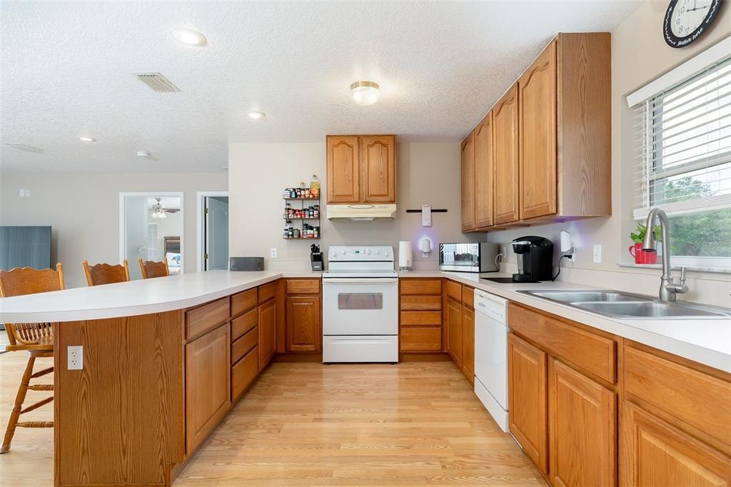 For Sale: $900,000 (5 beds, 4 baths, 4012 Square Feet)