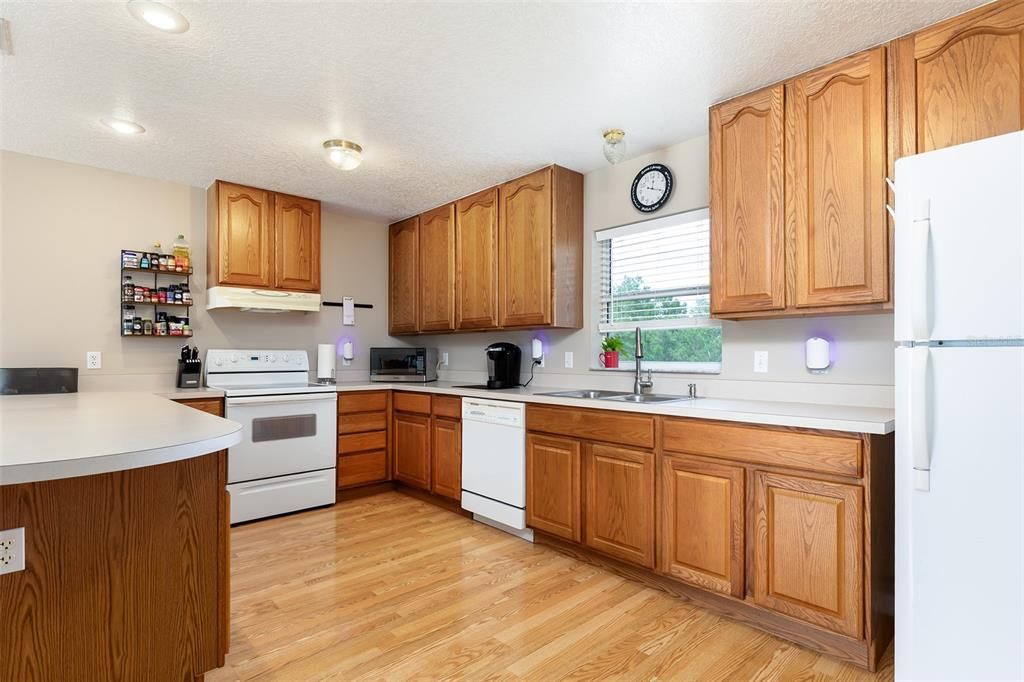 For Sale: $900,000 (5 beds, 4 baths, 4012 Square Feet)