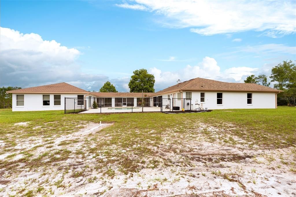 For Sale: $900,000 (5 beds, 4 baths, 4012 Square Feet)