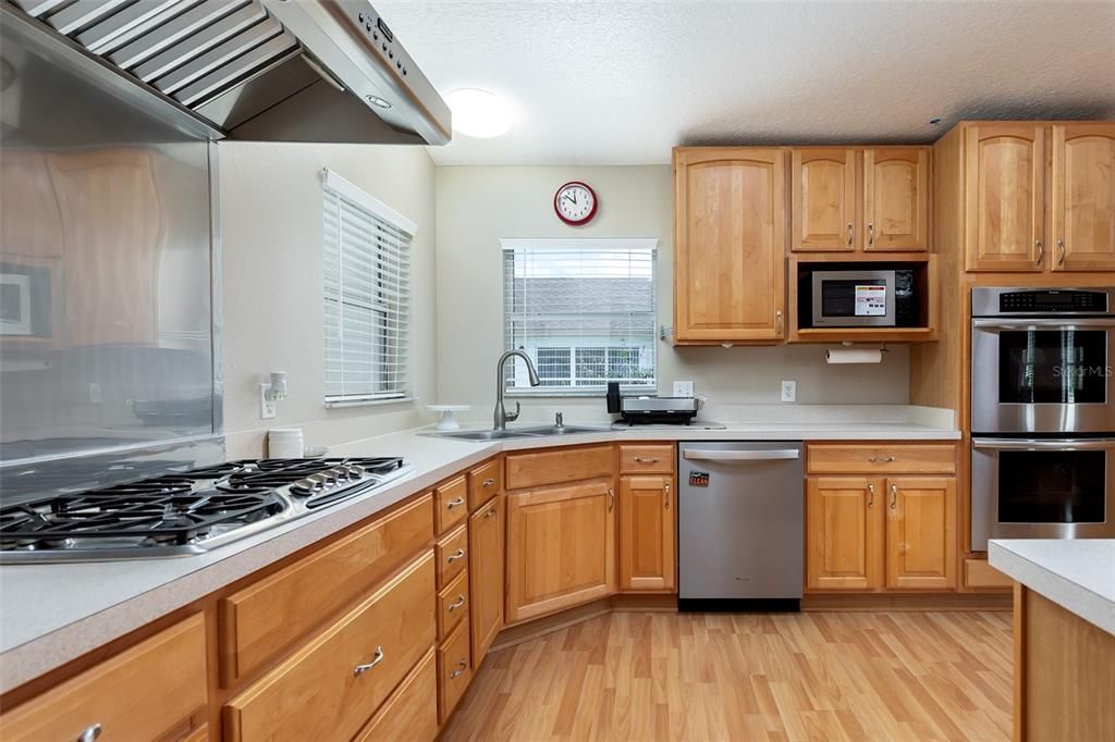 For Sale: $900,000 (5 beds, 4 baths, 4012 Square Feet)