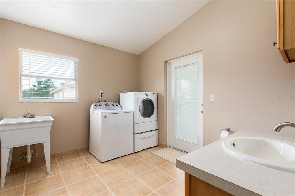 For Sale: $900,000 (5 beds, 4 baths, 4012 Square Feet)
