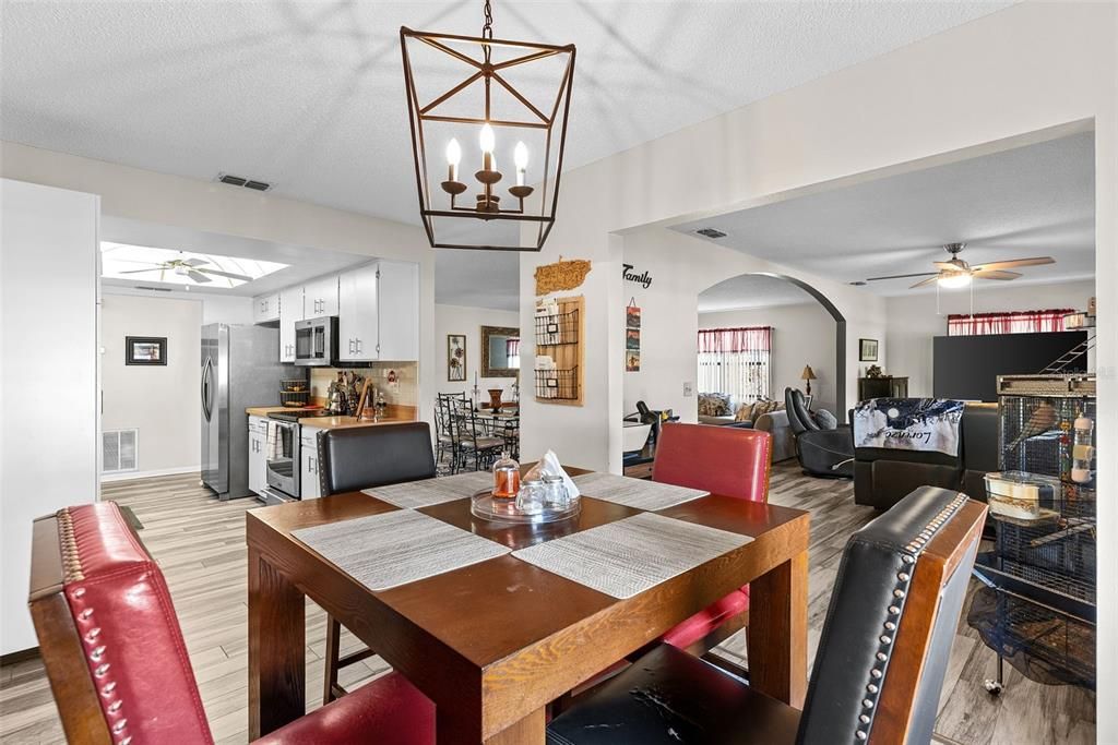 На продажу: $299,000 (2 спален, 2 ванн, 1857 Квадратных фут)