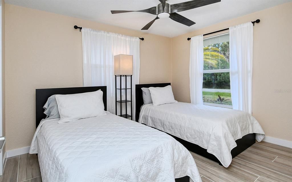 For Sale: $309,999 (2 beds, 2 baths, 905 Square Feet)