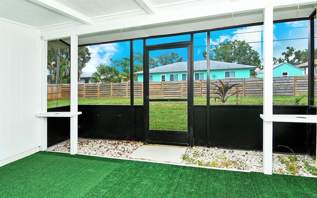 For Sale: $309,999 (2 beds, 2 baths, 905 Square Feet)