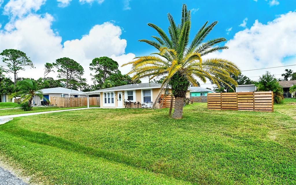 For Sale: $309,999 (2 beds, 2 baths, 905 Square Feet)