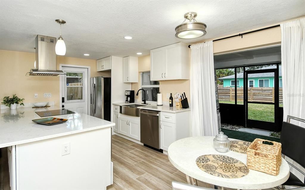 For Sale: $309,999 (2 beds, 2 baths, 905 Square Feet)