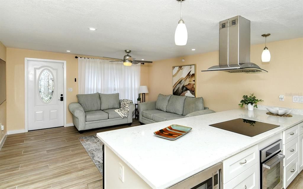 For Sale: $309,999 (2 beds, 2 baths, 905 Square Feet)
