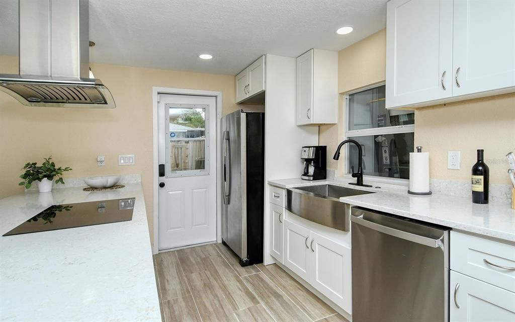 For Sale: $309,999 (2 beds, 2 baths, 905 Square Feet)