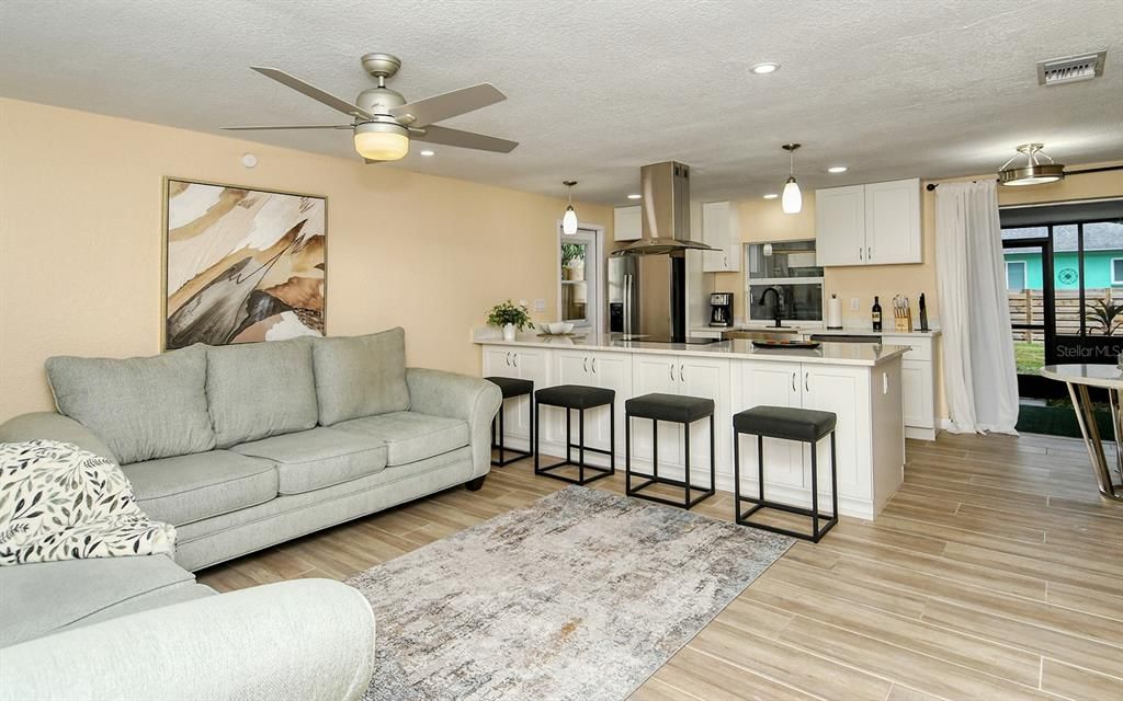 For Sale: $309,999 (2 beds, 2 baths, 905 Square Feet)