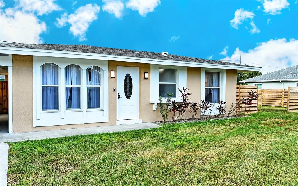 For Sale: $309,999 (2 beds, 2 baths, 905 Square Feet)
