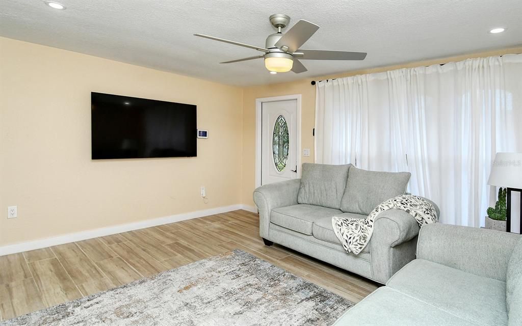 For Sale: $309,999 (2 beds, 2 baths, 905 Square Feet)