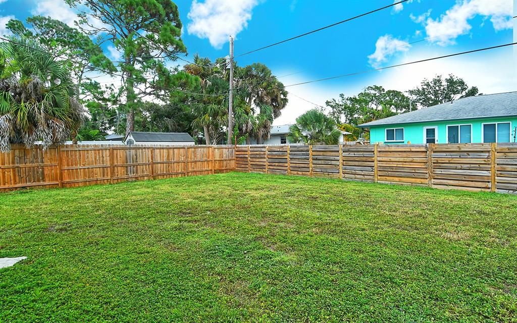 For Sale: $309,999 (2 beds, 2 baths, 905 Square Feet)