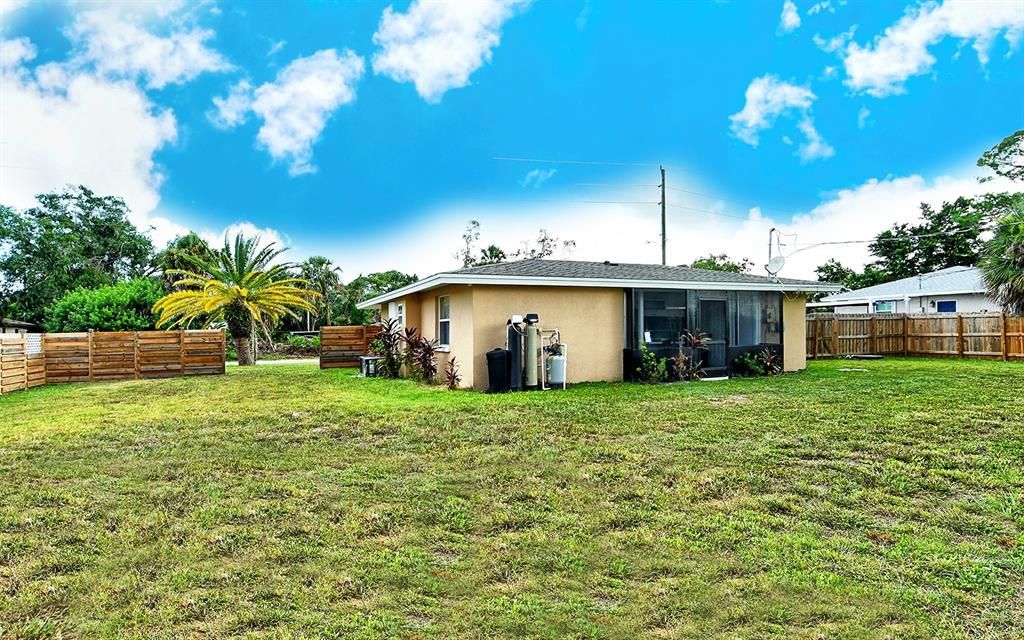 For Sale: $309,999 (2 beds, 2 baths, 905 Square Feet)