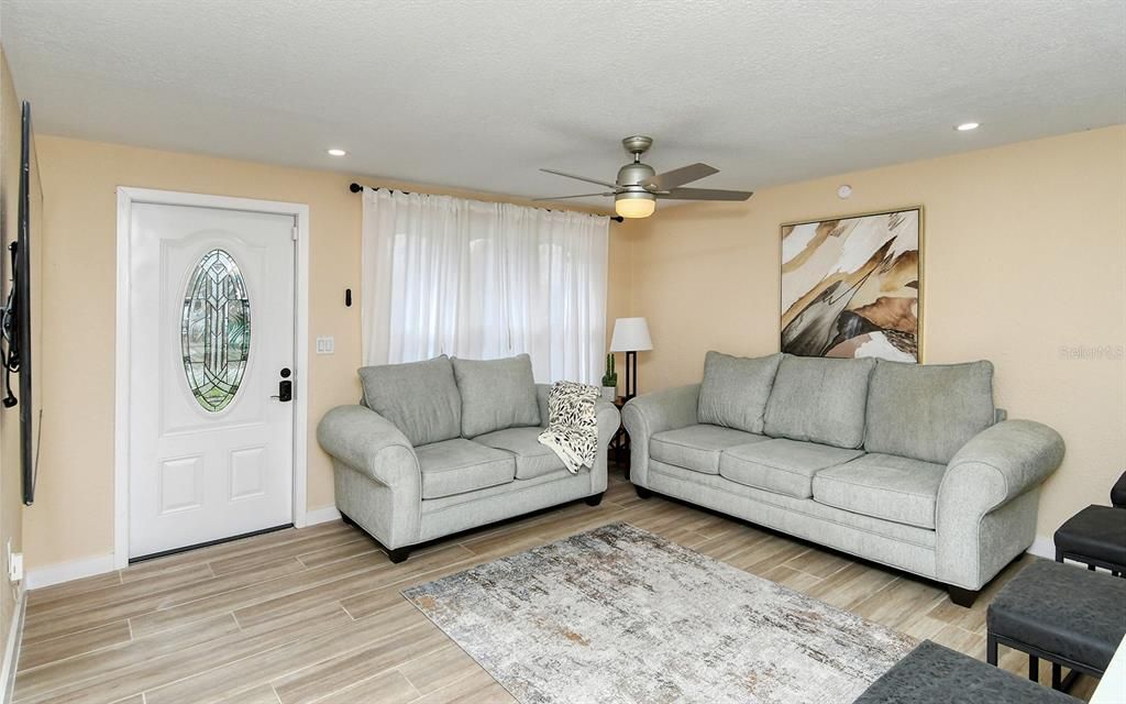 For Sale: $309,999 (2 beds, 2 baths, 905 Square Feet)