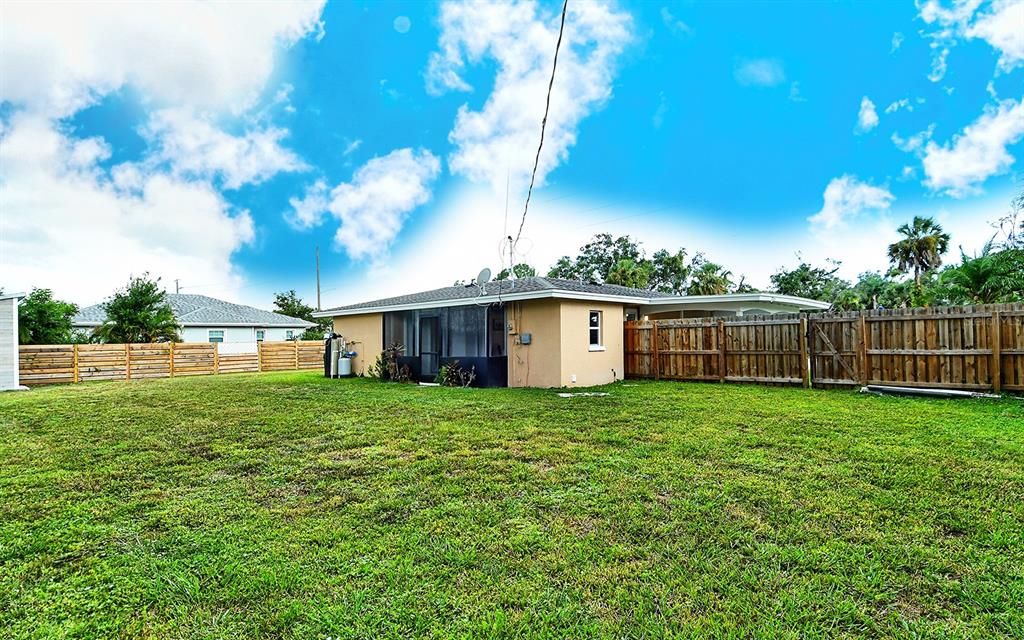 For Sale: $309,999 (2 beds, 2 baths, 905 Square Feet)