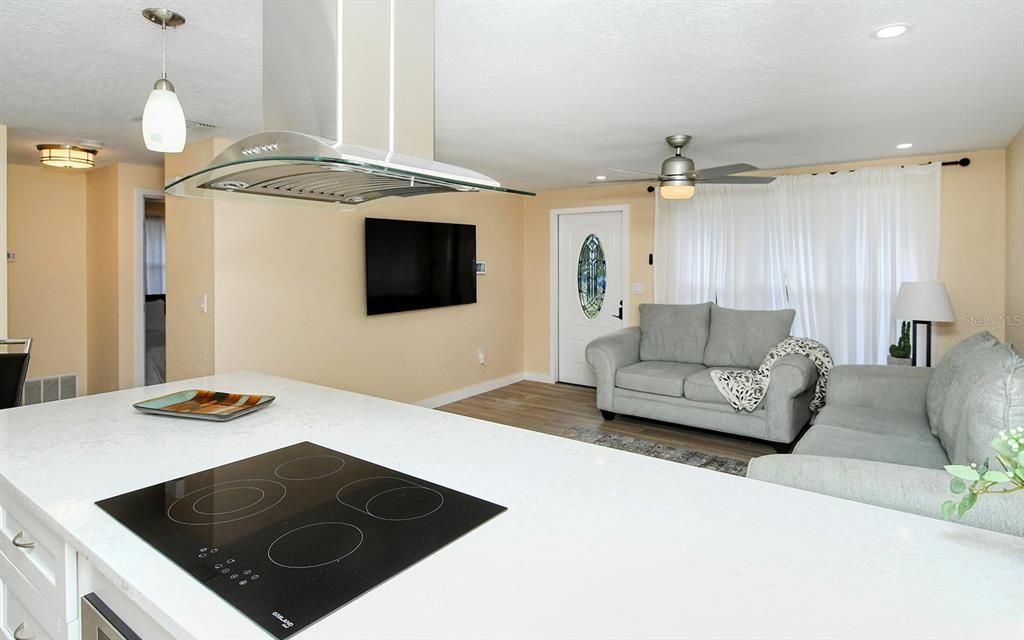 For Sale: $309,999 (2 beds, 2 baths, 905 Square Feet)