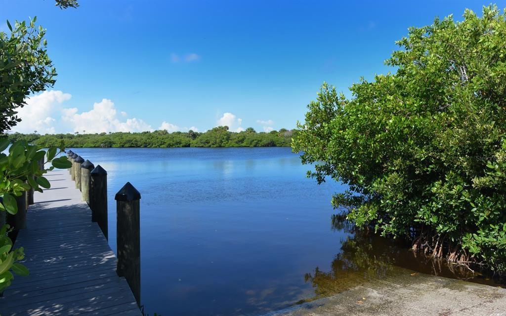 For Sale: $309,999 (2 beds, 2 baths, 905 Square Feet)