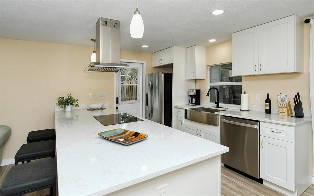 For Sale: $309,999 (2 beds, 2 baths, 905 Square Feet)