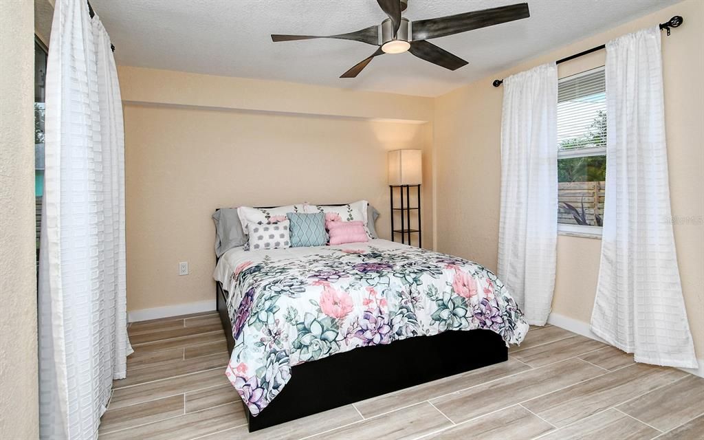 For Sale: $309,999 (2 beds, 2 baths, 905 Square Feet)