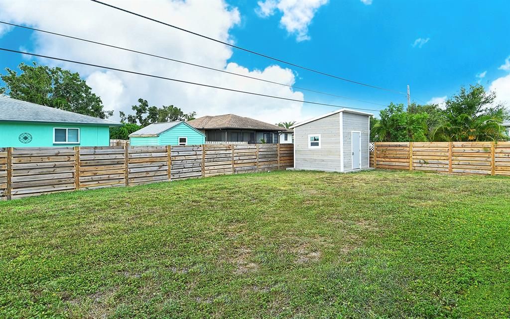 For Sale: $309,999 (2 beds, 2 baths, 905 Square Feet)