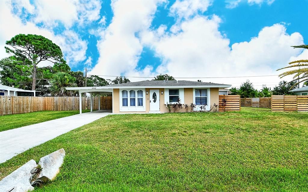 For Sale: $309,999 (2 beds, 2 baths, 905 Square Feet)