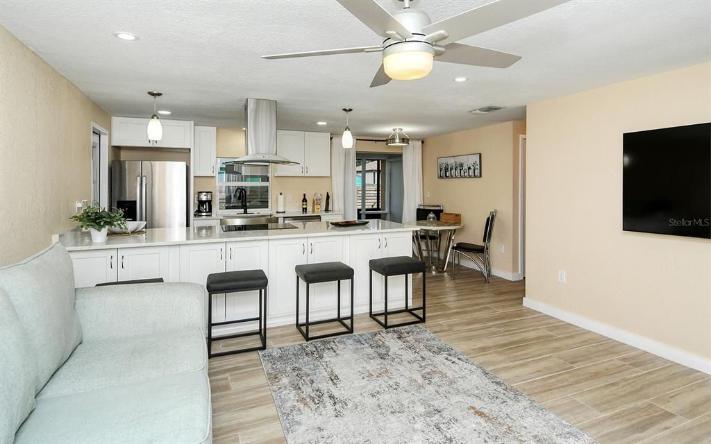 For Sale: $309,999 (2 beds, 2 baths, 905 Square Feet)